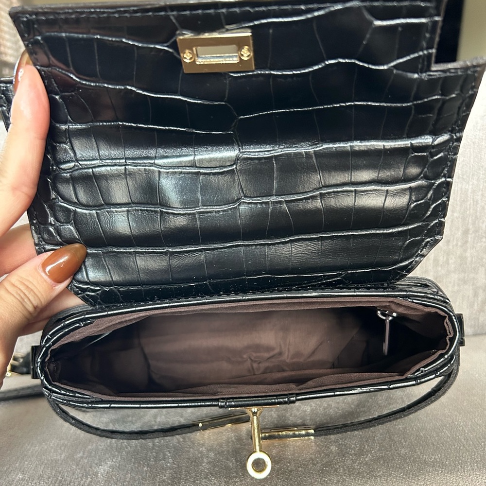 VEGAN LEATHER Black Crocodile-STYLE Handbag Like New! - Picture 9 of 9